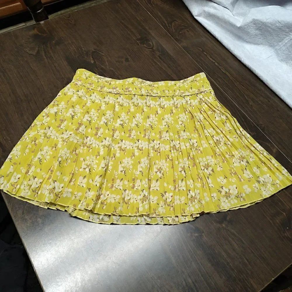 American Eagle Yellow Flowered Pleated Skirt Size Women's 4